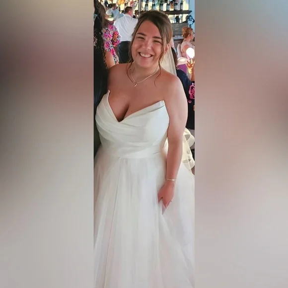 Elegant White Wedding Dress - Picture 1 of 10